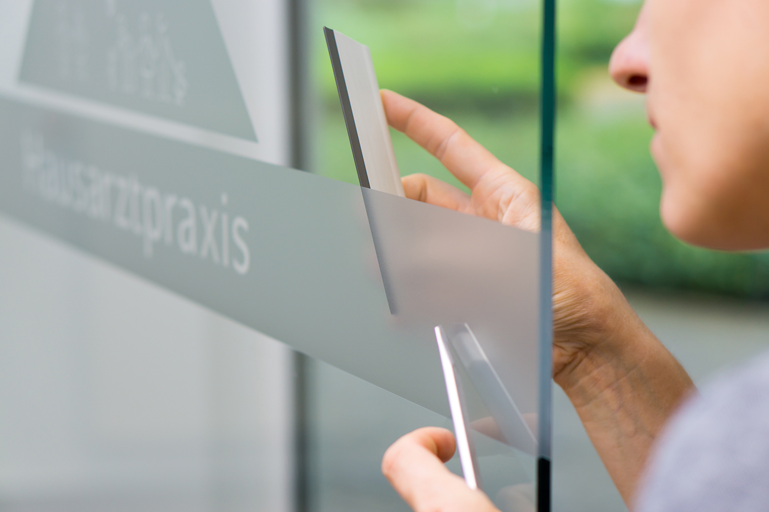 Fensterbeschriftung mit Milchglasfolie / Werbetechnik